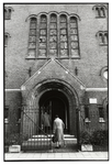 108032 Gezicht op de ingang van de Nieuwe Kerk van de Hervormde Gemeente (Bollenhofsestraat 138) te Utrecht.